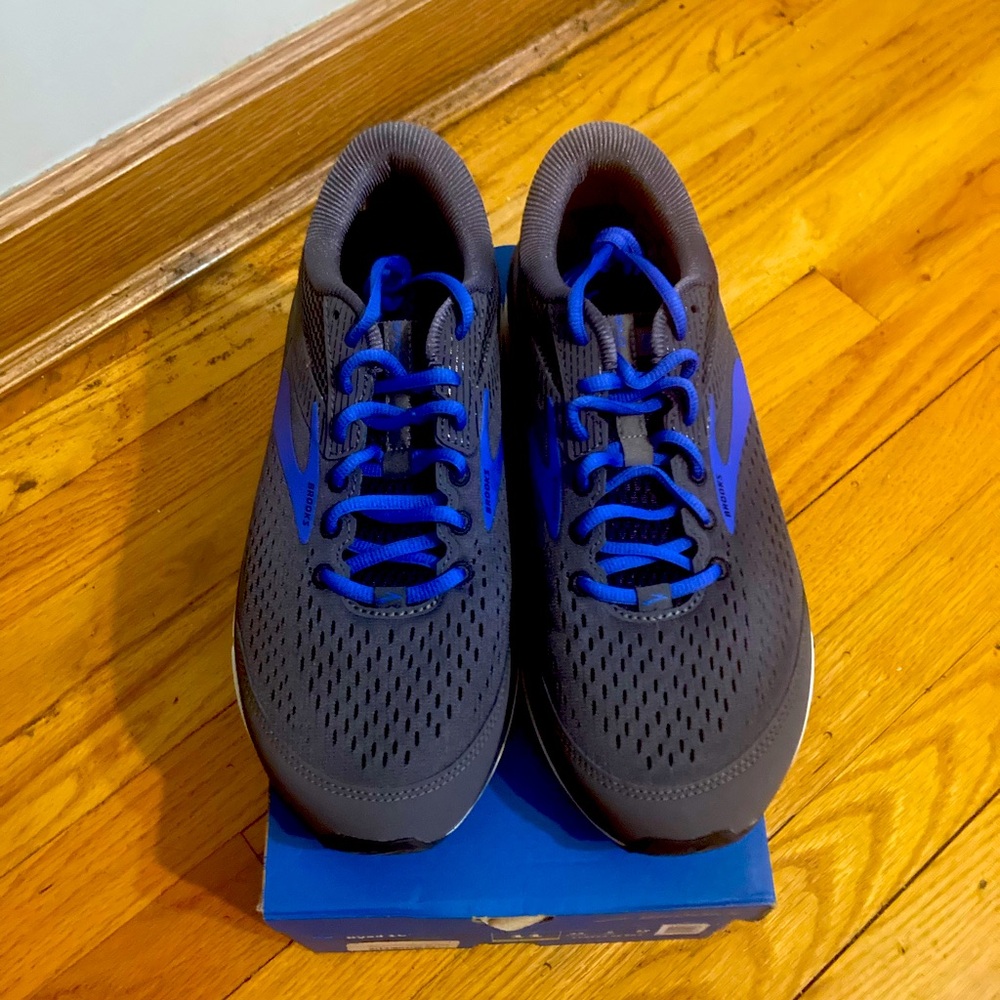 Brooks Women’s Dyad 10